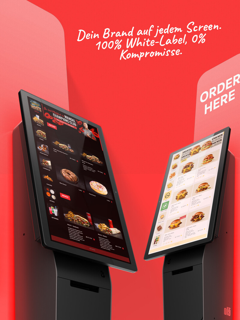 Zwei digitale Bestellterminals mit anpassbarem White-Label-Interface vor rotem Hintergrund