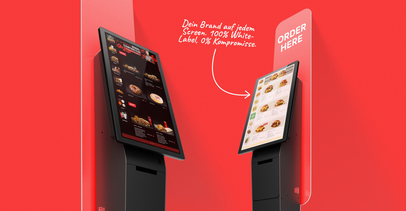 Zwei Self-Service-Bestellterminals vor einem roten Hintergrund mit dem Hinweis auf eine vollst&auml;ndig individualisierbare White-Label-L&ouml;sung f&uuml;r die eigene Marke